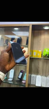 A picture of iPhone X 64Gb 100 battery