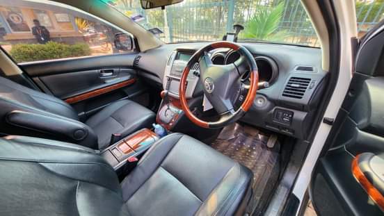 A picture of 2006 Toyota Harrier White