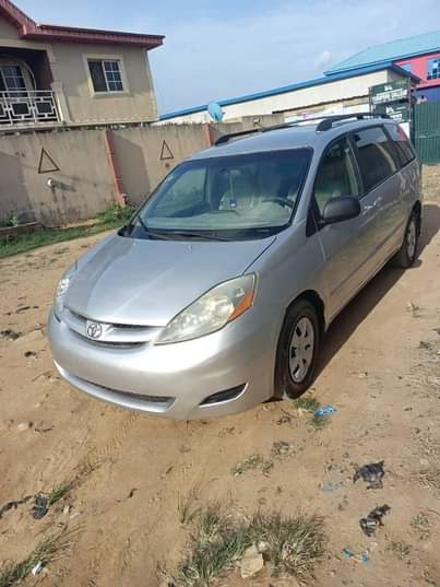 A picture of Toyota Sienna 2006 08025815643