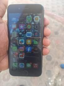 A picture of Iphone 8 plain Gb64 Betr100 Krek kdg haina madhara Finger