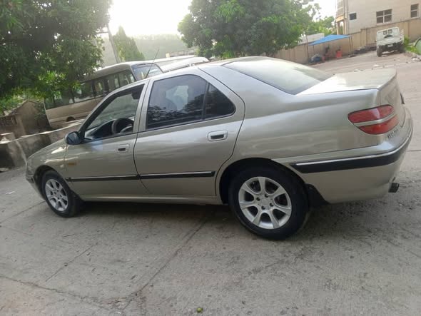 A picture of Peugeot 406 salon