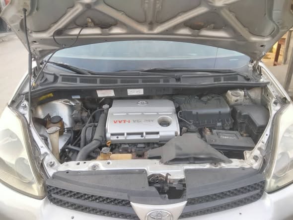 A picture of Toyota sienna 2006 first bodypan five month used 2025 on