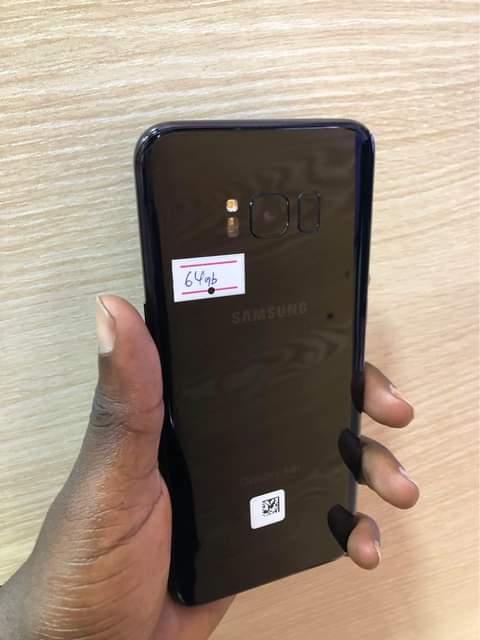 A picture of Samsung S10 at 700 000Ush