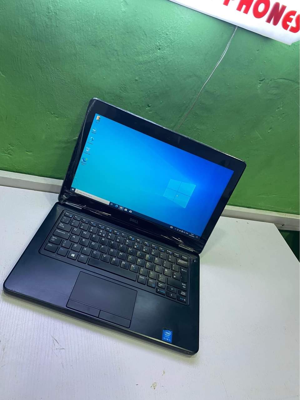 A picture of Dell laptop