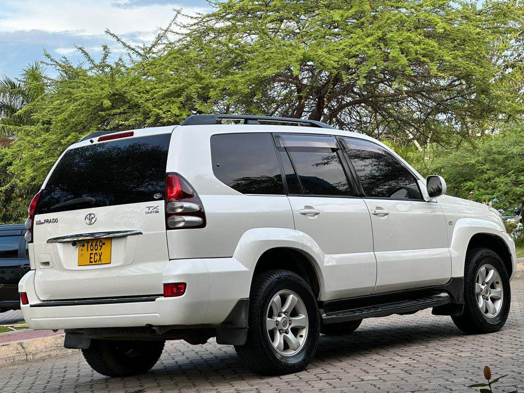 A picture of TOYOTA LAND CRUISER PRADO