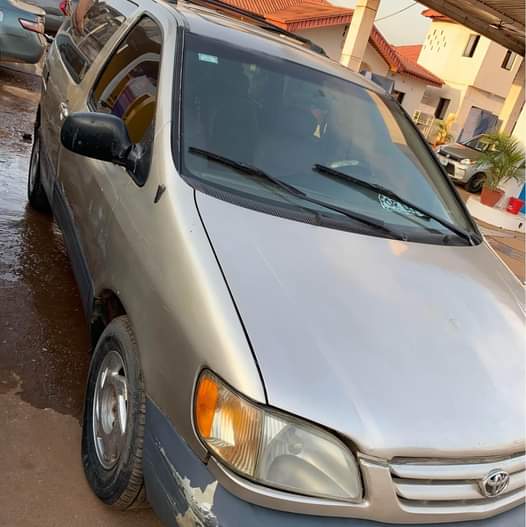 A picture of Toyota sienna for sale perfect engine and gear selection interior
