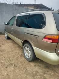 A picture of Toyota sienna Only serious buyer pure First body engine sharp