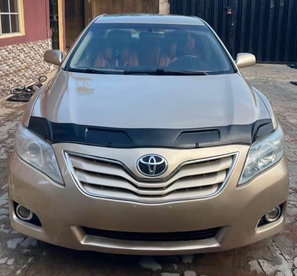 A picture of TOYOTA CAMRY 2010
