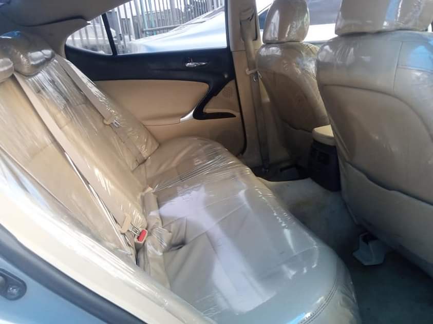 A picture of Lexus is350