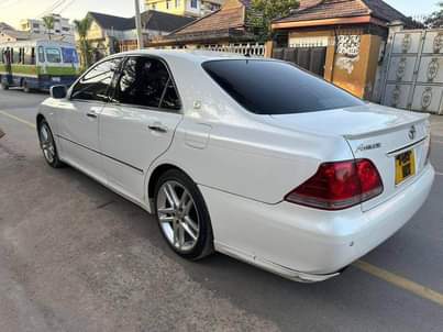 A picture of TOYOTA CROWN