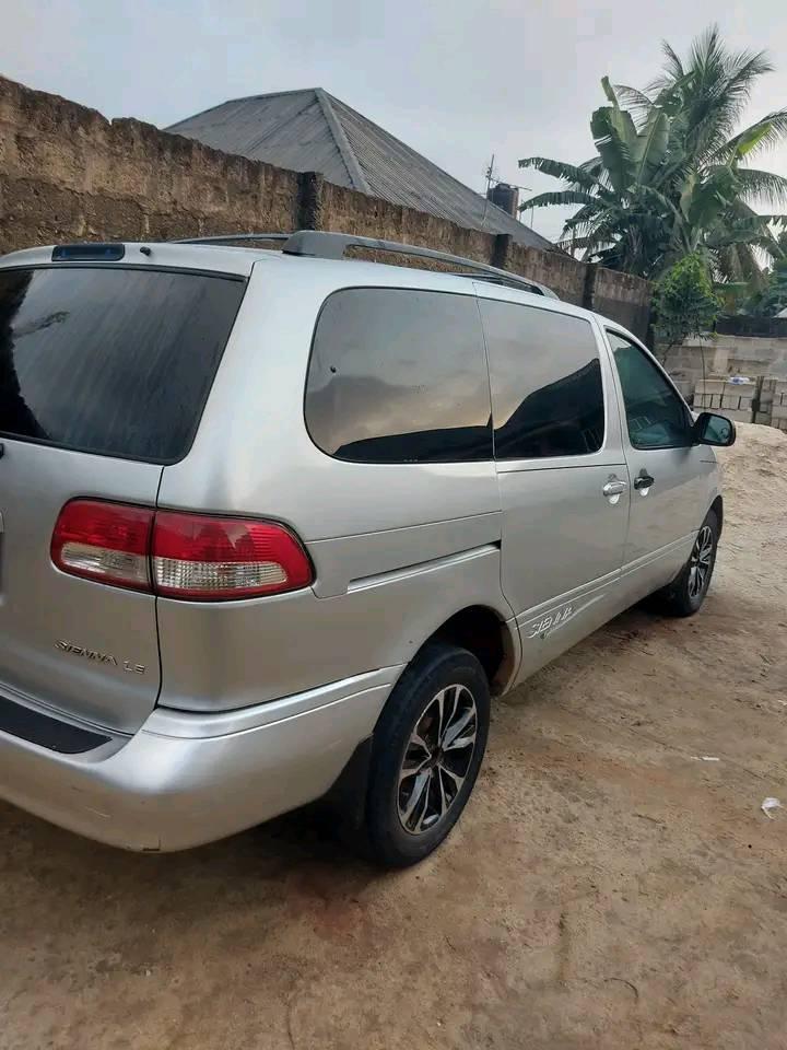 A picture of 2005 Toyota sienna