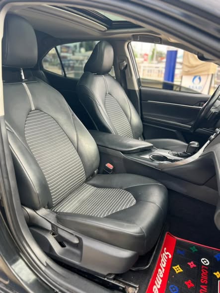 A picture of An extremely clean Nigeria used toyota camry SE 2019model with