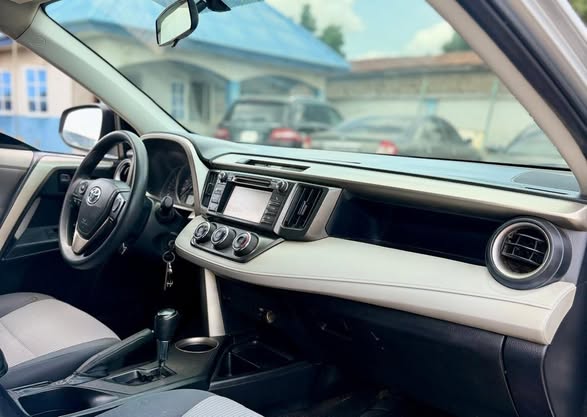 A picture of 2014 Toyota RAV4 tokumbo standard