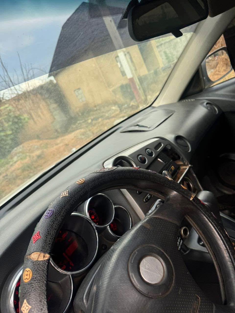 A picture of Distress Toyota poitac vibes 2005 model with.. Untampered engine Untamp