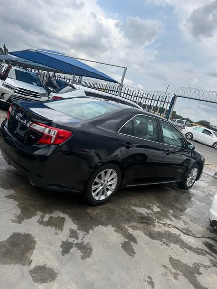 A picture of Foreign use XLE Toyota Camry 2014 with 4 plugs and