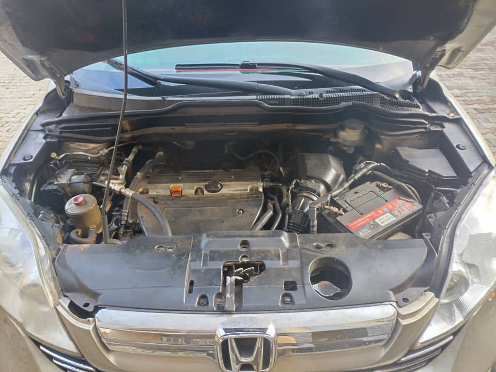 A picture of 2010 Honda CR V with untempered engine and gear AC
