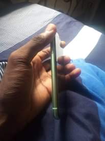 A picture of iPhone 11 128gb no face id