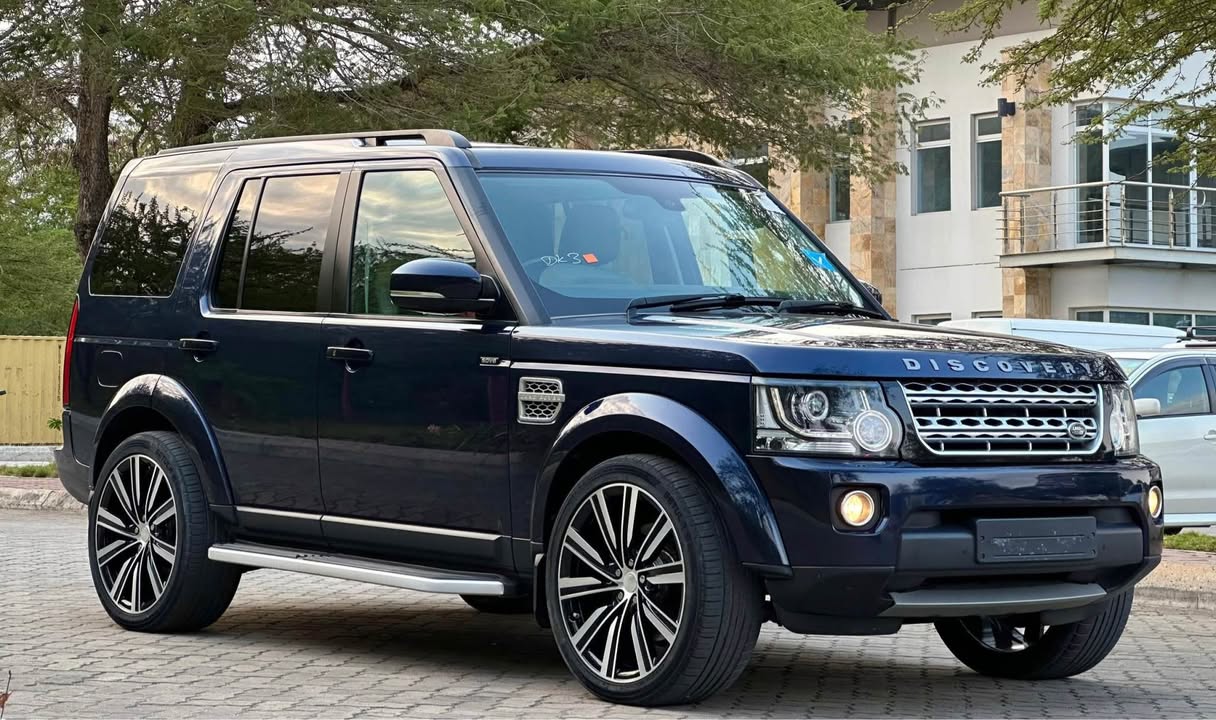A picture of Land Rover Discovery 4 High Standard Edition HSE Year 2014