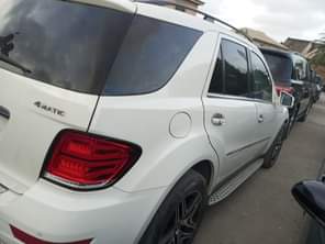 A picture of 2009 ML 350 clean Nigerian use Automatic folding mirror and