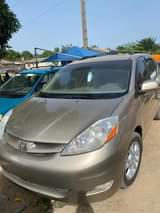 A picture of Toyota Sienna 07 model