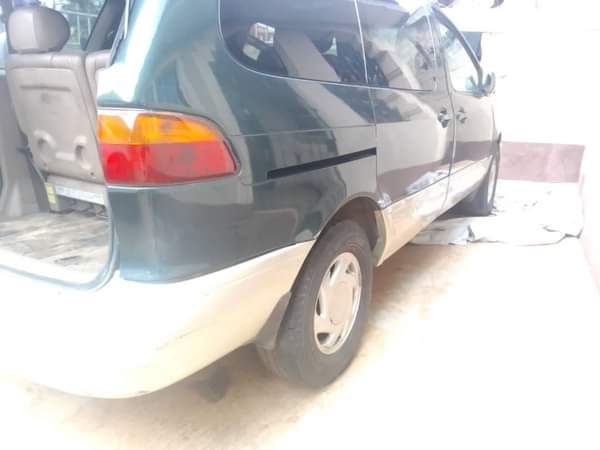 A picture of Distress sales Toyota sienna first body working perfect engine Gear