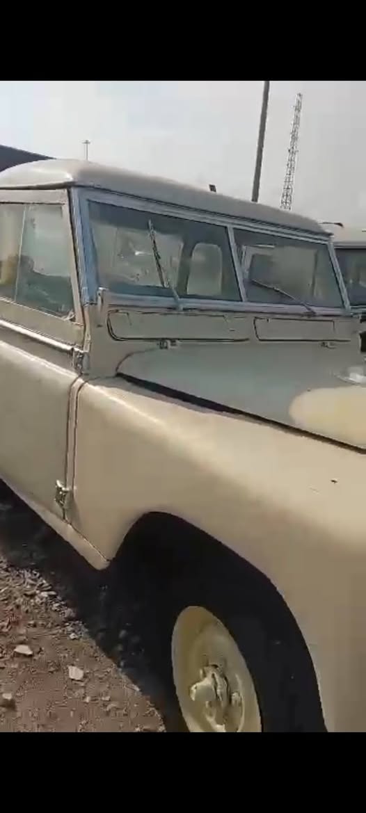 A picture of Land rover truck