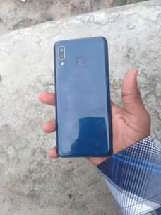A picture of Samsung a20 storage 32 ram 3