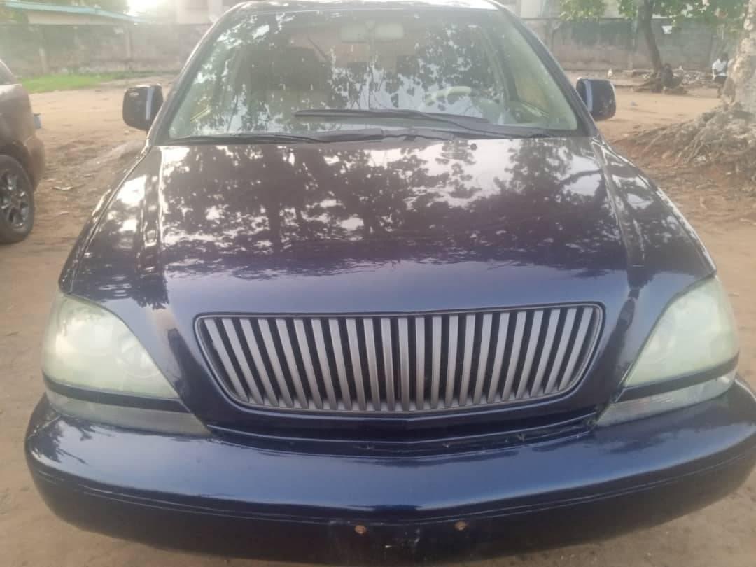 A picture of Lexus 300