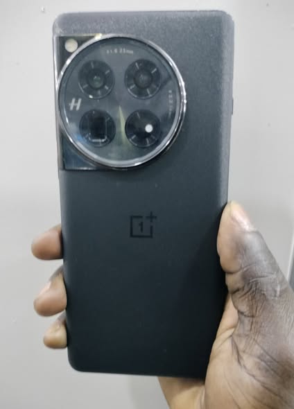 A picture of ONE PLUS 12 512 GB 16 GB RAM BATTERY 6000MAH