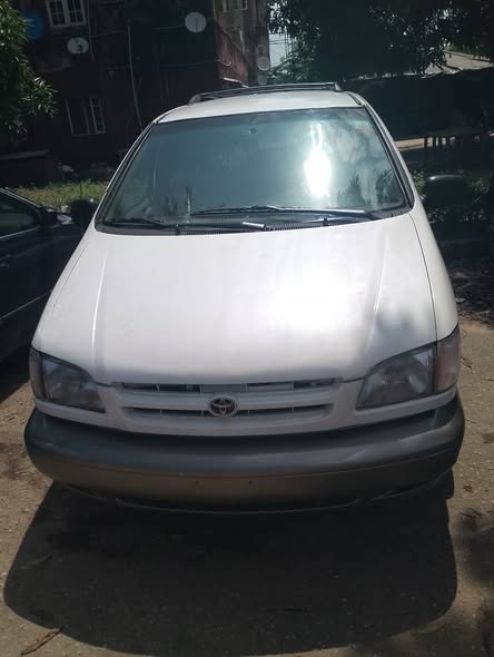 A picture of 2000 Toyota sienna clean Nigerian use Price 3 7m Location