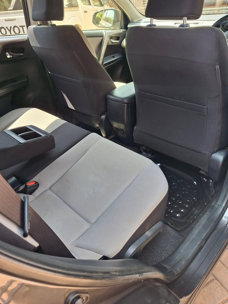 A picture of Rav4 2018 at 100m 0759700430