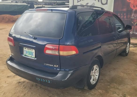 A picture of 2003 Toyota Sienna