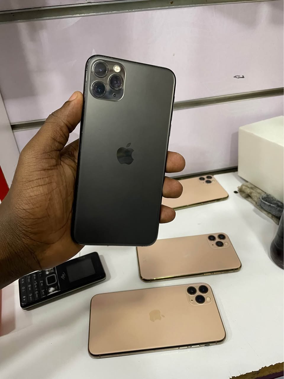 A picture of iPhone 11 Pro Max no face 65gb