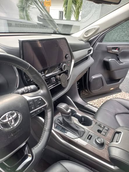 A picture of Toyota Highlander Platinum 2024model 6 months used 2025 on custom