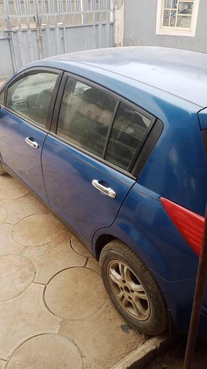 A picture of 2007 Nissan versa car 2007