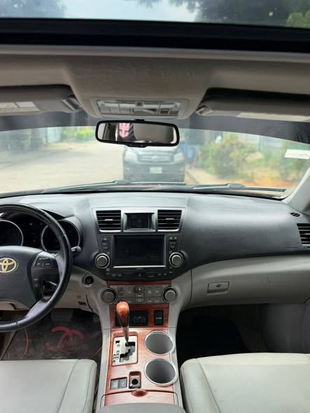 A picture of Well maintained 2010 Toyota Highlander limited edition
