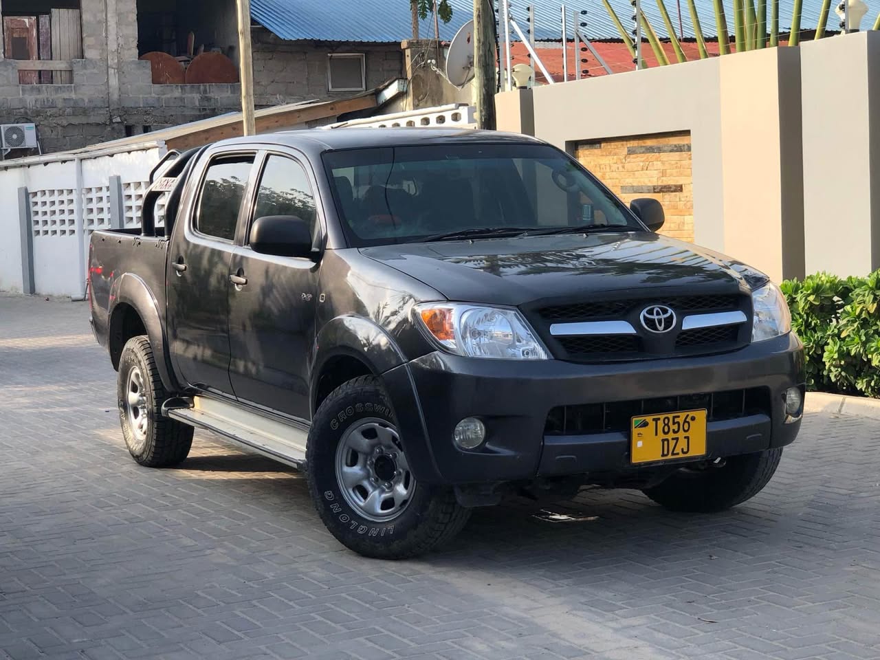 A picture of TOYOTA HILUX DOUBLE CABIN