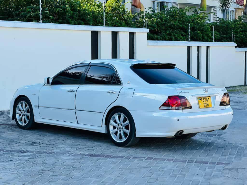 A picture of Toyota crown athlete