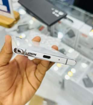 A picture of Brand New Samsung Note 10 boxed 128gb at only 980k