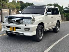 A picture of CRUISER DXB MILIONI 55 PETROL V8 MWAKA 2002 KILOMETER