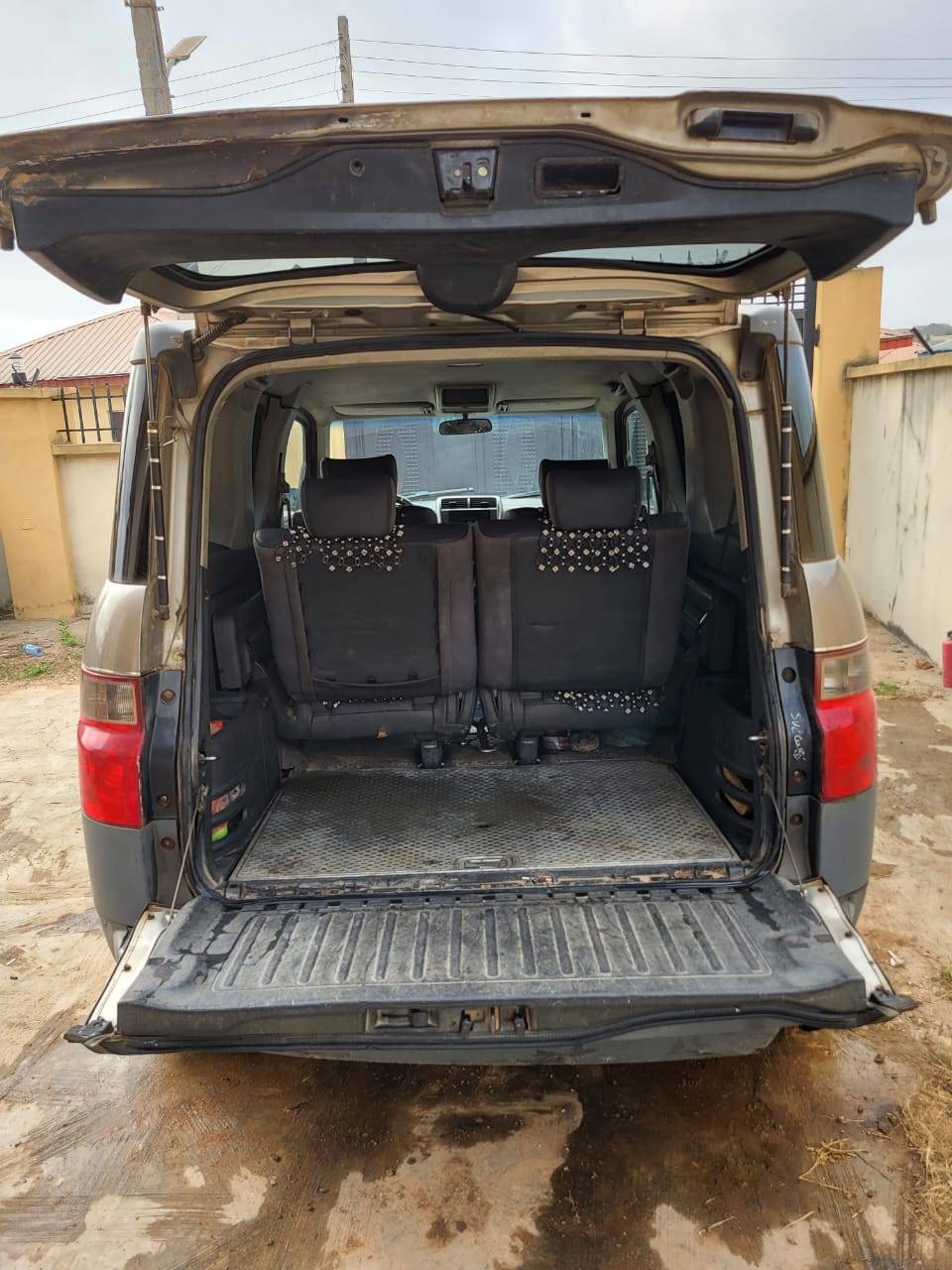 A picture of Honda element 2005