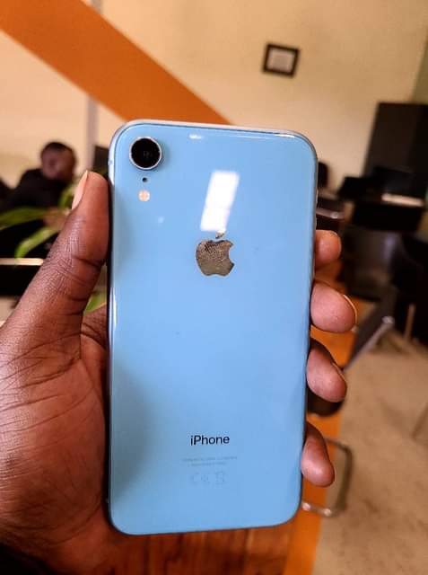A picture of Iphone xr 128gb
