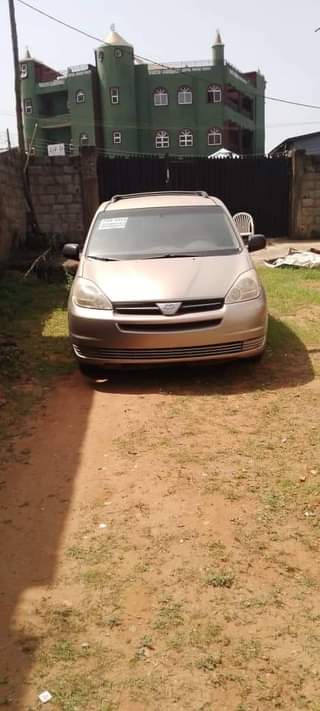 A picture of 2004 Toyota Sienna