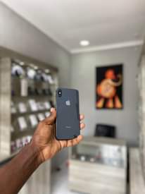 A picture of Iphone xsmax gb 256 kipengele kioo Kina creek lakn kinafanya