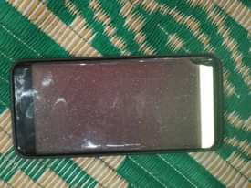 A picture of S9 plus faulty screen