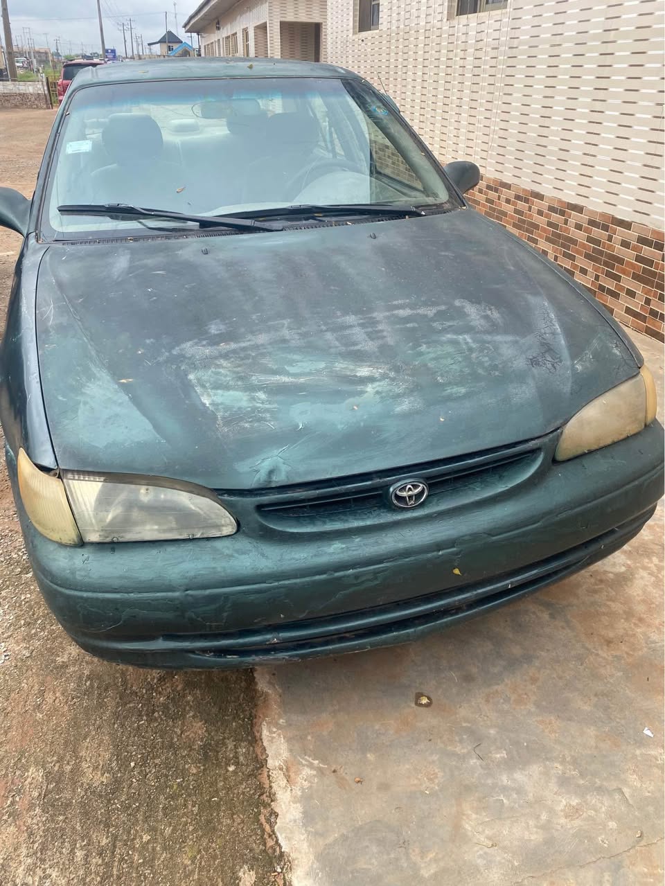 A picture of Toyota corrolla 2000