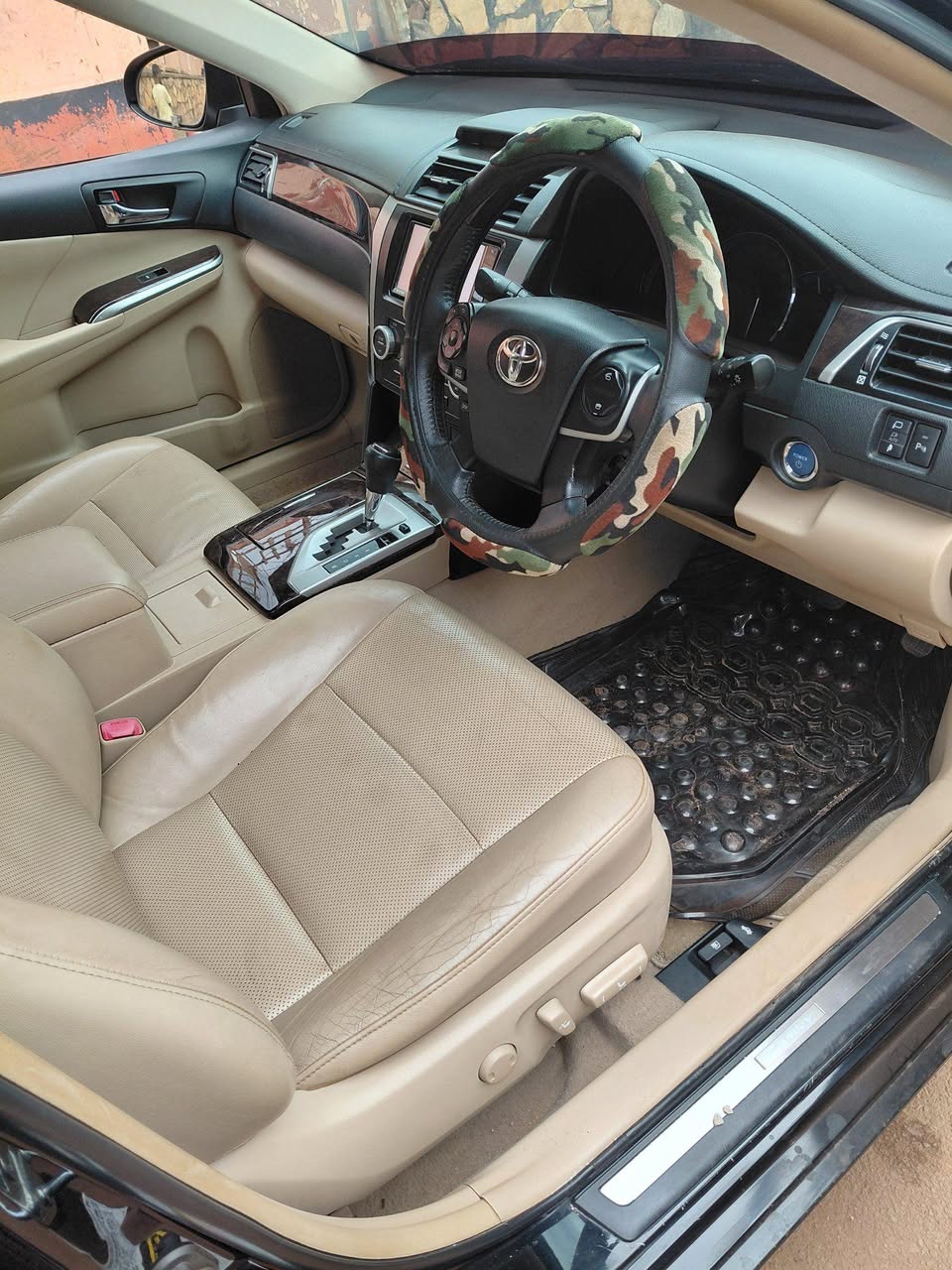 A picture of Toyota Camry Hybrid 33m 0759700430