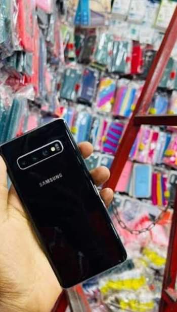 A picture of Samsung S10 plain