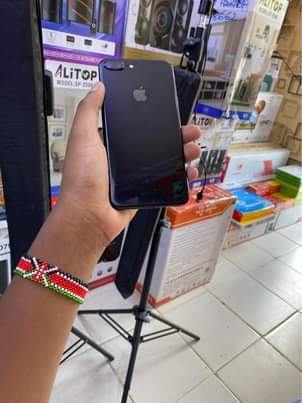 A picture of i phone 7 GB 128 bh 100 haiana shida yoyote