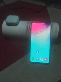 A picture of Samsung S10 plus